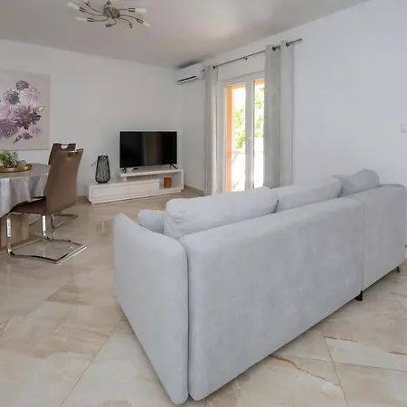 Alfonso Apartment *